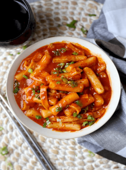 Spicy rice cakes in sauce